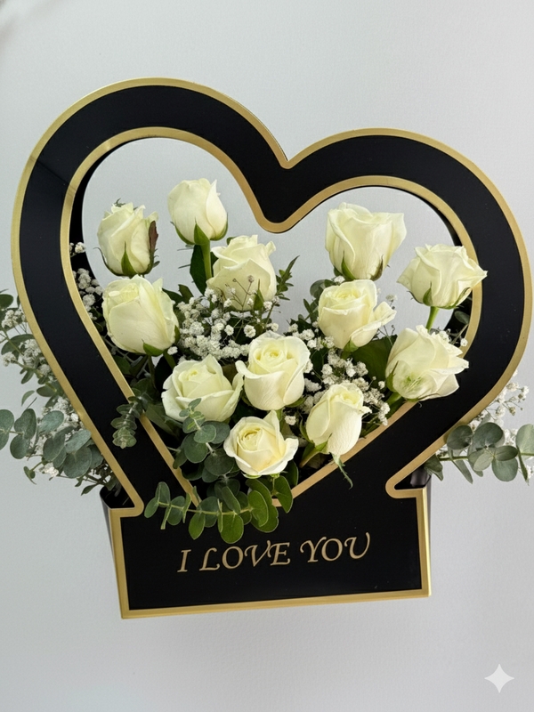 Kalp Kutuda Beyaz Güller